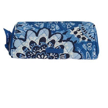 Load image into Gallery viewer, Vera Bradley Accordion Wallet, Blue Star Medallion