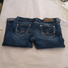 Load image into Gallery viewer, Seven 7 Denim Jean Capris, Size 4