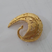 Load image into Gallery viewer, Vintage BSK Goldtone Metal Leaf Brooch
