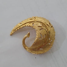 Load image into Gallery viewer, Vintage BSK Goldtone Metal Leaf Brooch