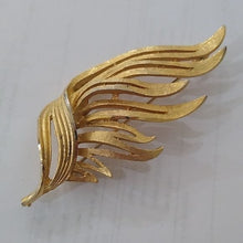 Load image into Gallery viewer, Vintage BSK Goldstone Metal Leaf Brooch