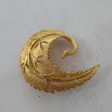 Load image into Gallery viewer, Vintage BSK Goldtone Metal Leaf Brooch