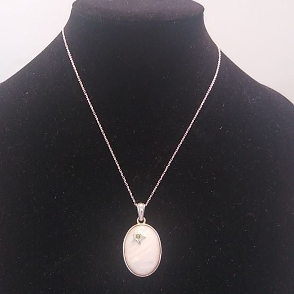 925 Mother-of-pearl Pendant with Peridot CZ Star 18