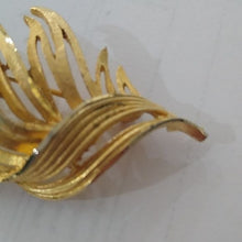 Load image into Gallery viewer, Vintage BSK Goldstone Metal Leaf Brooch