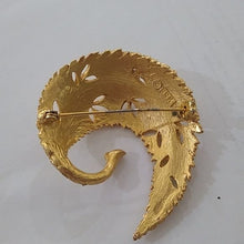 Load image into Gallery viewer, Vintage BSK Goldtone Metal Leaf Brooch