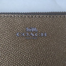 Load image into Gallery viewer, Coach F21070 Crossgrain Metallic Leather Corner Zip Wristlet, QB/Metallic Fern