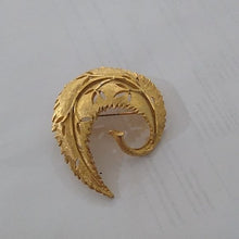 Load image into Gallery viewer, Vintage BSK Goldtone Metal Leaf Brooch