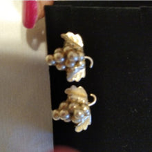 Load image into Gallery viewer, Vintage 1940s Sterling Silver Grape Bunch Brooch and Screw back earrings Set