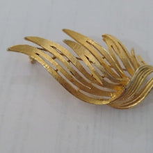 Load image into Gallery viewer, Vintage BSK Goldstone Metal Leaf Brooch