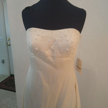 Load image into Gallery viewer, Pronovias Dracma Ivory Wedding Dress w/Beaded Edges, Pearls + Embroidery…