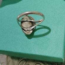 Load image into Gallery viewer, Vintage Sterling Silver+ Mother-of Pearl Navajo Ring, Size 5
