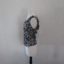 Load image into Gallery viewer, Max Edition V Neck Shell Sleeveless Career Top Blouse, Blk/White, Size Medium
