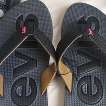Load image into Gallery viewer, Levi&#39;s Men&#39;s Kyle Sport J Flip Flop Sandals, Black, Size 12
