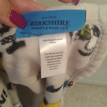 Load image into Gallery viewer, Berkshire Peanuts Halloween Lucy Charlie Brown Woodstock Plush Throw
