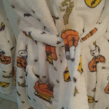 Load image into Gallery viewer, Berkshire Snoopy Halloween Great Pumpkin Robe L/XL
