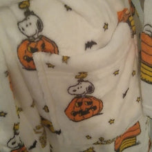 Load image into Gallery viewer, Berkshire Snoopy Halloween Great Pumpkin Robe L/XL
