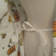 Load image into Gallery viewer, Berkshire Snoopy Halloween Great Pumpkin Robe S/M
