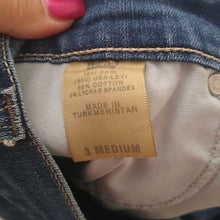 Load image into Gallery viewer, Levi's Stretch Denim Rolled edge Shorts, 3 Medium
