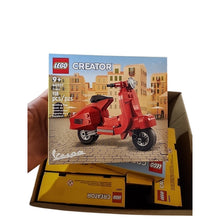 Load image into Gallery viewer, Lego Vespa European Scooter Building Set 40517
