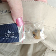 Load image into Gallery viewer, Croft &amp; Barrow 9&quot; Side-Elastic Cotton Relaxed Fit Cargo Shorts, Silver Birch, 52
