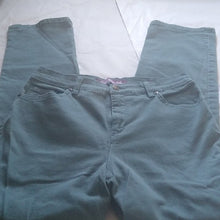 Load image into Gallery viewer, Gloria Vanderbilt Amanda High Rise Tapered Stretch Jeans, Rain Cloud, size 8
