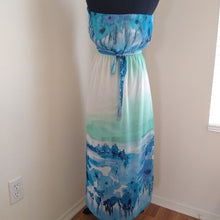 Load image into Gallery viewer, Forever 21 Medium Strapless Watercolor Dre…
