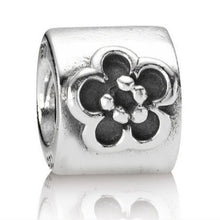 Load image into Gallery viewer, Pandora Retired Sterling Silver Daisy Flower Bead - 790187
