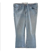 Load image into Gallery viewer, Levi's Stretch Low-rise Bootcut Jeans, Light Wash, Size 18 Short
