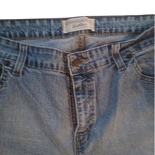 Load image into Gallery viewer, Levi's Stretch Low-rise Bootcut Jeans, Light Wash, Size 18 Short
