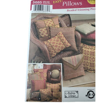 Load image into Gallery viewer, Simplicity 5685   PILLOWS Uncut Beaded Trimming pizazz English&amp;Spanish
