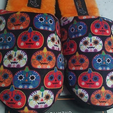Load image into Gallery viewer, Halloween Slippers Large 9-10 Pumpkin Skulls
