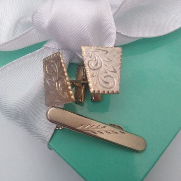 Vintage Goldtone Etched Hickok USA Tie Bar and Trapezoid Shaped Cufflinks set